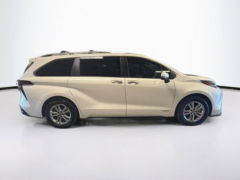 Used 2021 Toyota Sienna Platinum image 10