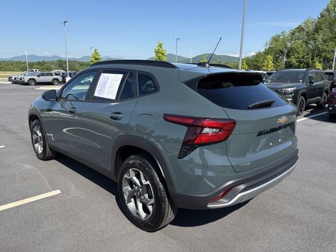 Used 2025 Chevrolet Trax LT FWD image 7