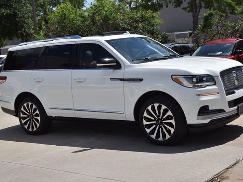 Used 2022 Lincoln Navigator Reserve AWD/4WD image 5