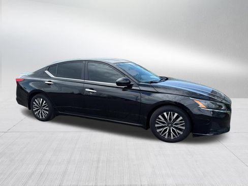 Used 2023 Nissan Altima 2.5 SV w/ SV Premium Package FWD image 7
