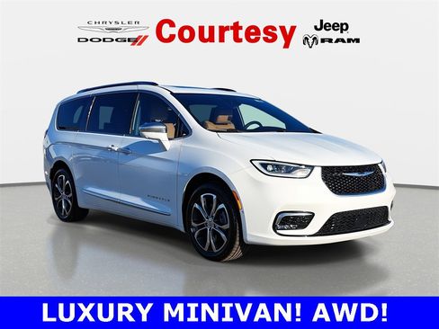 Used 2022 Chrysler Pacifica Pinnacle image 1