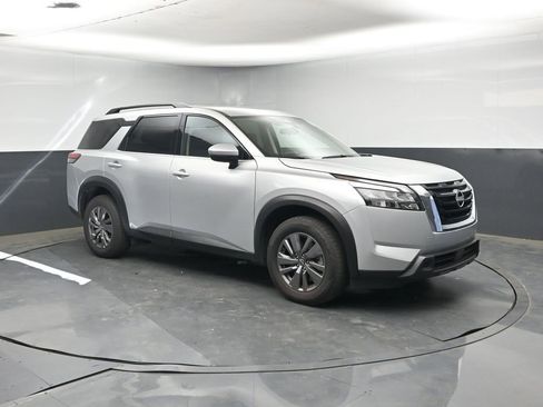 Used 2025 Nissan Pathfinder SV image 7