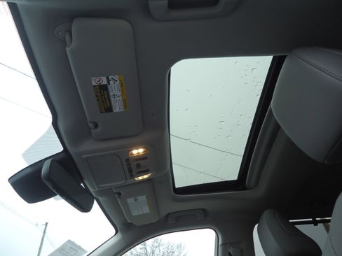 Used 2024 Toyota Highlander Limited image 34