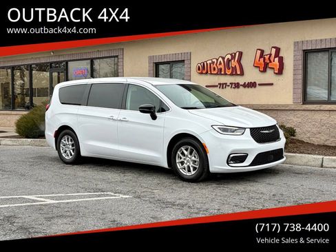 Used 2024 Chrysler Pacifica Touring-L FWD image 1