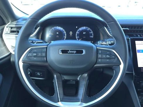 Used 2025 Jeep Grand Cherokee Limited w/ Black Appearance Package image 28