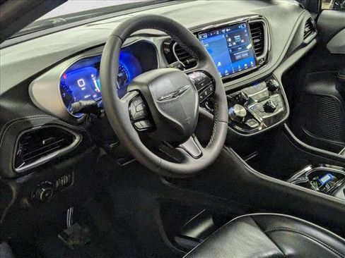Used 2025 Chrysler Pacifica Limited image 10