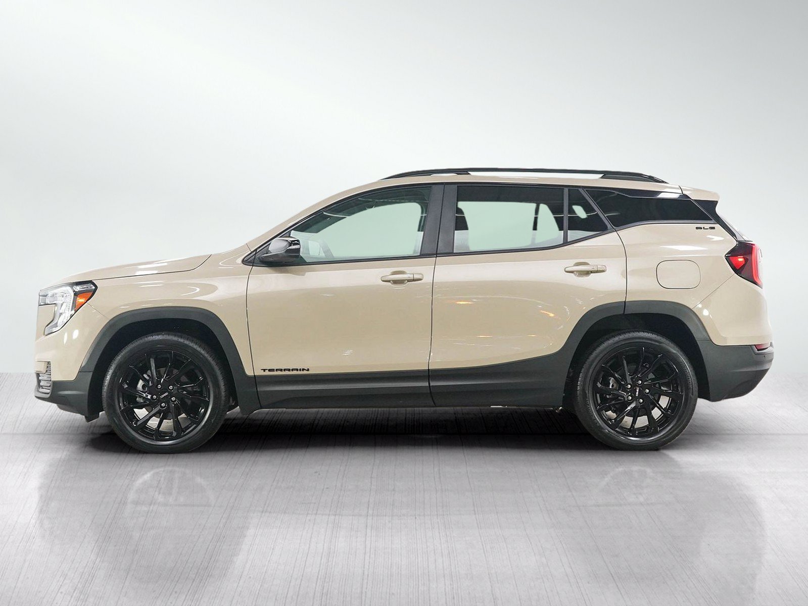 Used 2023 GMC Terrain SLE w/ Driver Convenience Package AWD/4WD image 2