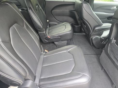 Used 2025 Chrysler Pacifica Select FWD image 18