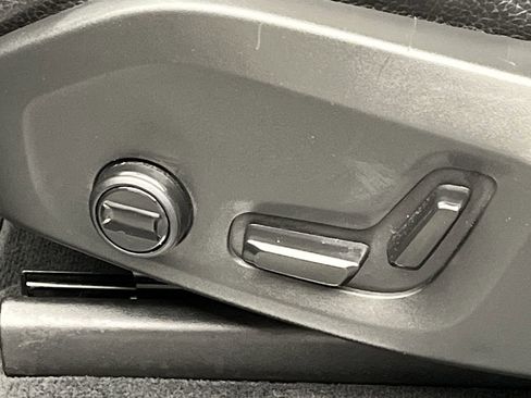 Used 2023 Volvo XC90 B6 Plus image 11