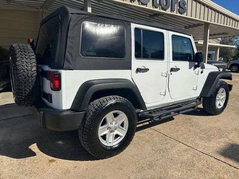 Used 2016 Jeep Wrangler Unlimited Rubicon w/ Connectivity Group image 4