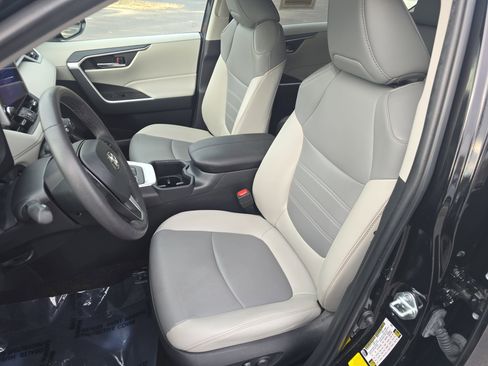 Used 2023 Toyota RAV4 XLE Premium image 16