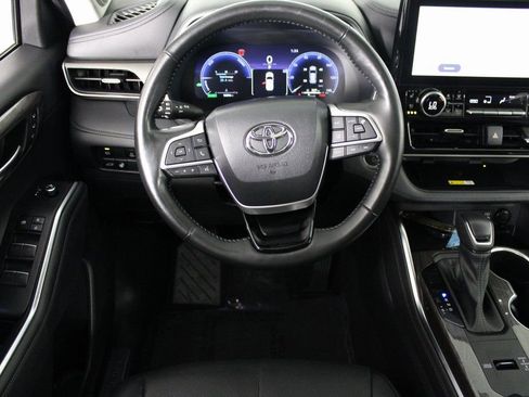 Used 2023 Toyota Highlander Limited image 4