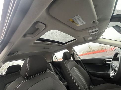 Used 2025 Hyundai Venue SEL image 27