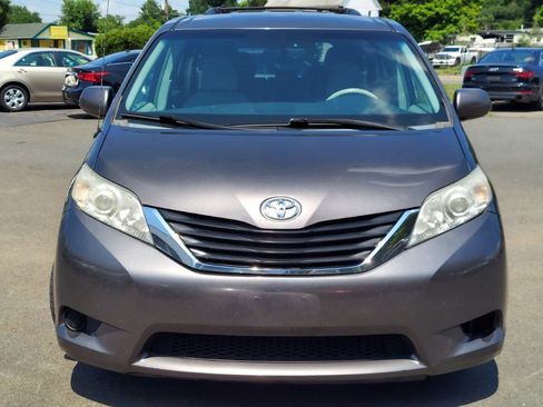 Used 2014 Toyota Sienna LE FWD image 2