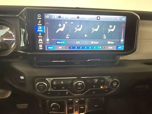 Used 2024 Jeep Wrangler Unlimited AWD/4WD image 23