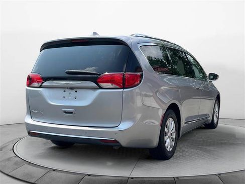 Used 2018 Chrysler Pacifica Touring-L image 5