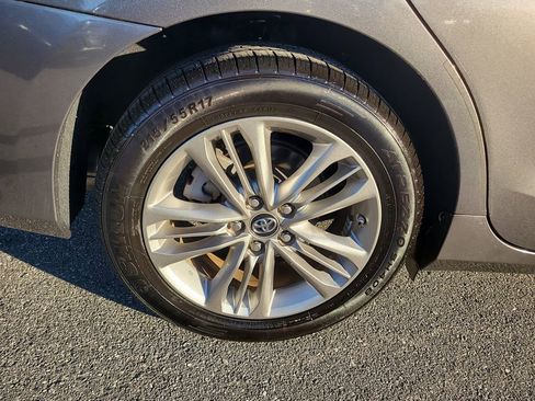 Used 2017 Toyota Camry SE image 5