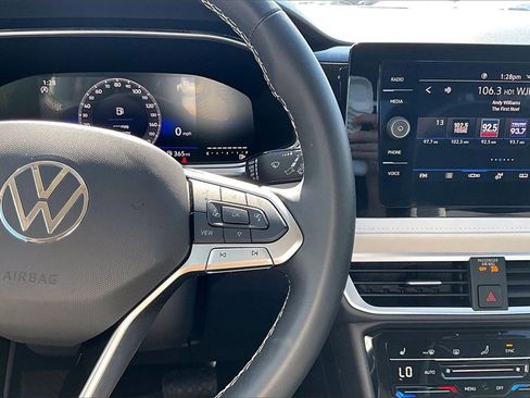 Certified 2025 Volkswagen Taos SE image 25