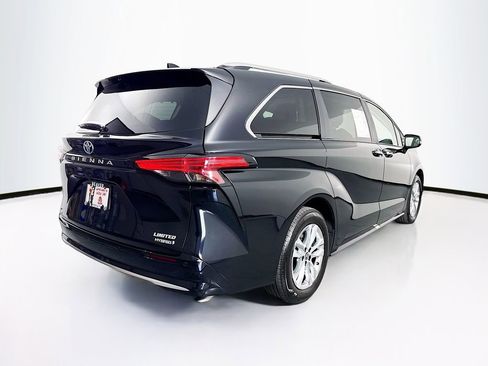 Used 2024 Toyota Sienna Limited image 10
