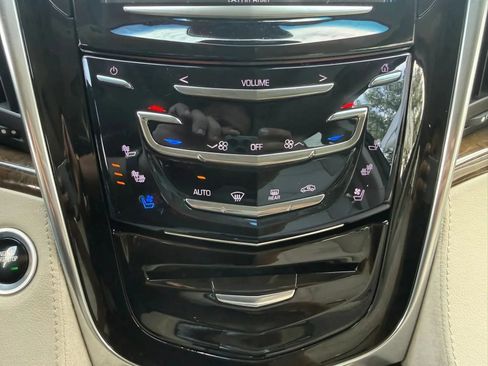 Used 2019 Cadillac Escalade ESV Luxury AWD/4WD image 29