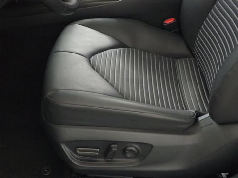 Used 2024 Toyota Camry SE image 30