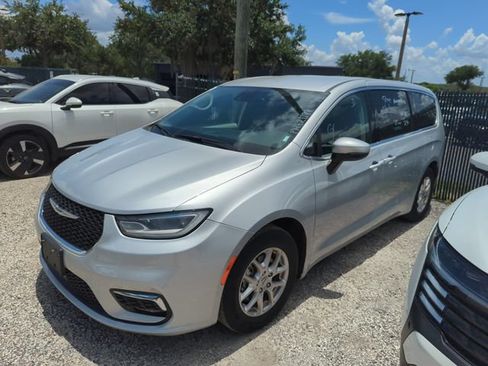 Used 2023 Chrysler Pacifica Touring-L FWD image 2