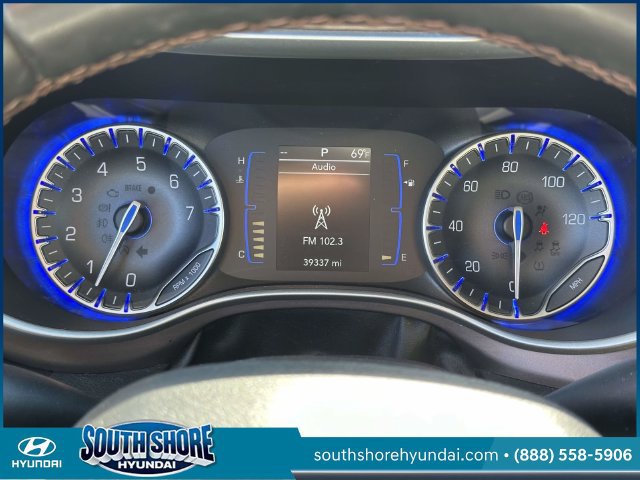 Used 2018 Chrysler Pacifica Touring-L FWD image 25