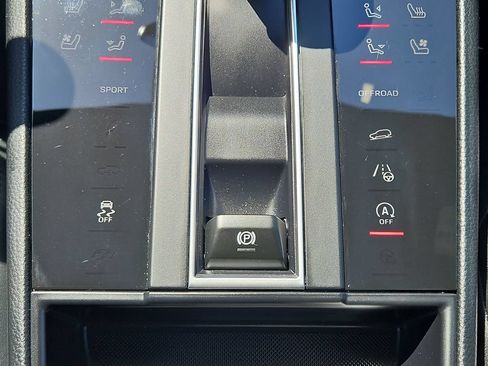 Certified 2024 Porsche Macan AWD/4WD image 19