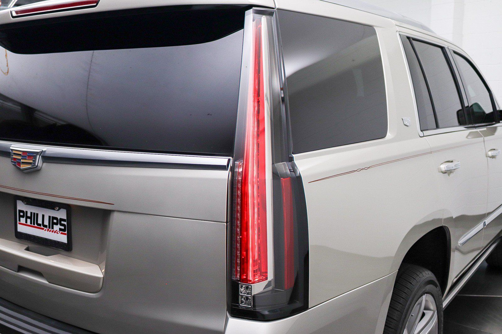 Used 2017 Cadillac Escalade Premium Luxury AWD/4WD image 19