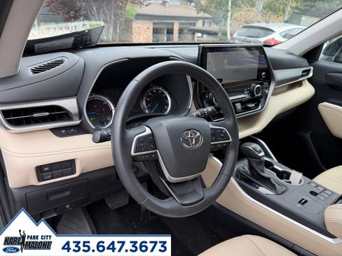 Used 2025 Toyota Highlander XLE AWD/4WD image 12