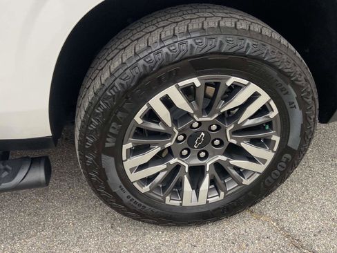 Certified 2025 Chevrolet Suburban Z71 w/ Comfort Package image 31