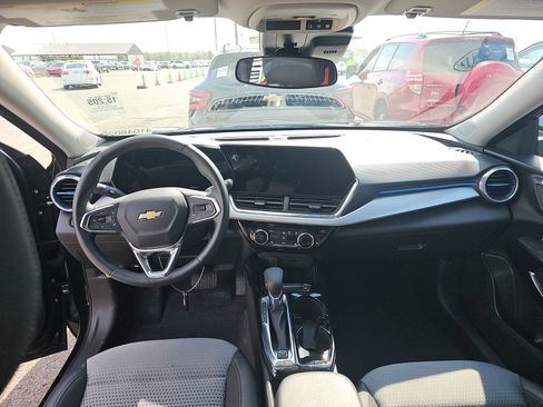Used 2025 Chevrolet Trax LT w/ LT Convenience Package image 17