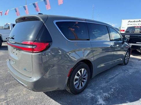 Used 2023 Chrysler Pacifica Touring-L FWD image 5