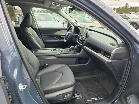 Used 2025 Toyota Grand Highlander Limited image 11