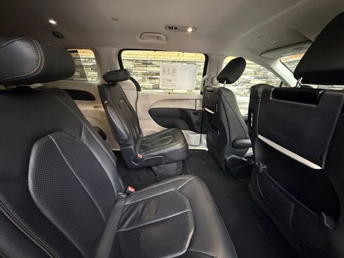 Used 2019 Chrysler Pacifica Touring-L Plus image 30