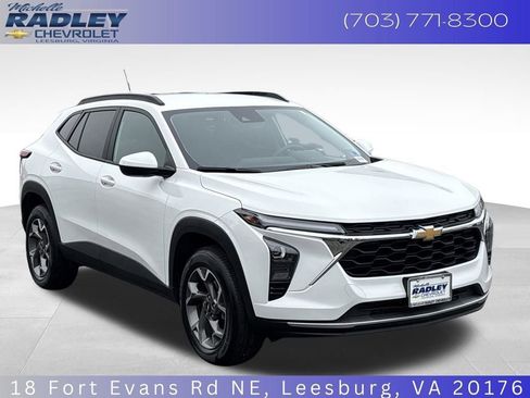 Certified 2025 Chevrolet Trax LT FWD image 8