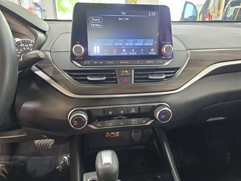 Used 2024 Nissan Altima 2.5 SV FWD image 19