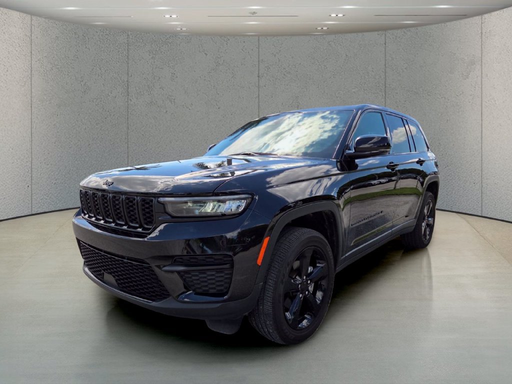 Used 2025 Jeep Grand Cherokee Altitude AWD/4WD image 12