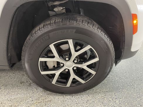 Used 2024 Jeep Grand Cherokee Limited image 32