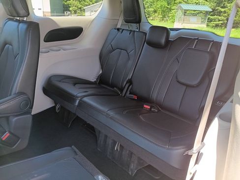 Used 2024 Chrysler Pacifica Touring-L FWD image 20