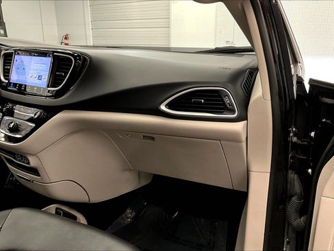 Used 2024 Chrysler Pacifica Touring-L FWD image 18