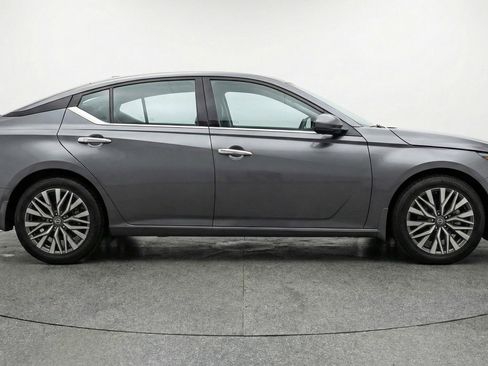 Used 2025 Nissan Altima 2.5 SV FWD image 11