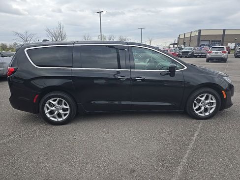 Used 2020 Chrysler Pacifica Touring w/ Tire & Wheel Group image 8