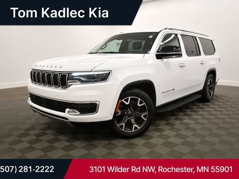 Used 2024 Jeep Wagoneer L Series III w/ Flexible Seating Group AWD/4WD image 1