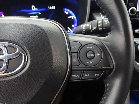 Used 2022 Toyota Corolla Cross XLE image 27