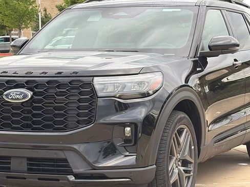 Used 2025 Ford Explorer ST-Line w/ ST-Line Street Pack image 4