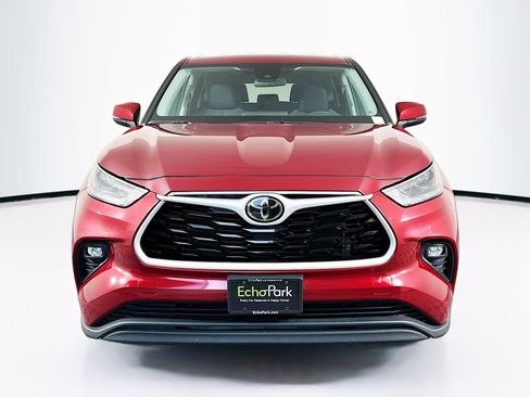 Used 2023 Toyota Highlander LE image 2