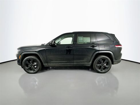 Used 2024 Jeep Grand Cherokee Limited w/ Black Appearance Package image 4