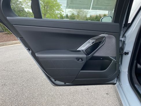 Used 2025 BMW 740i xDrive w/ Premium Package image 74