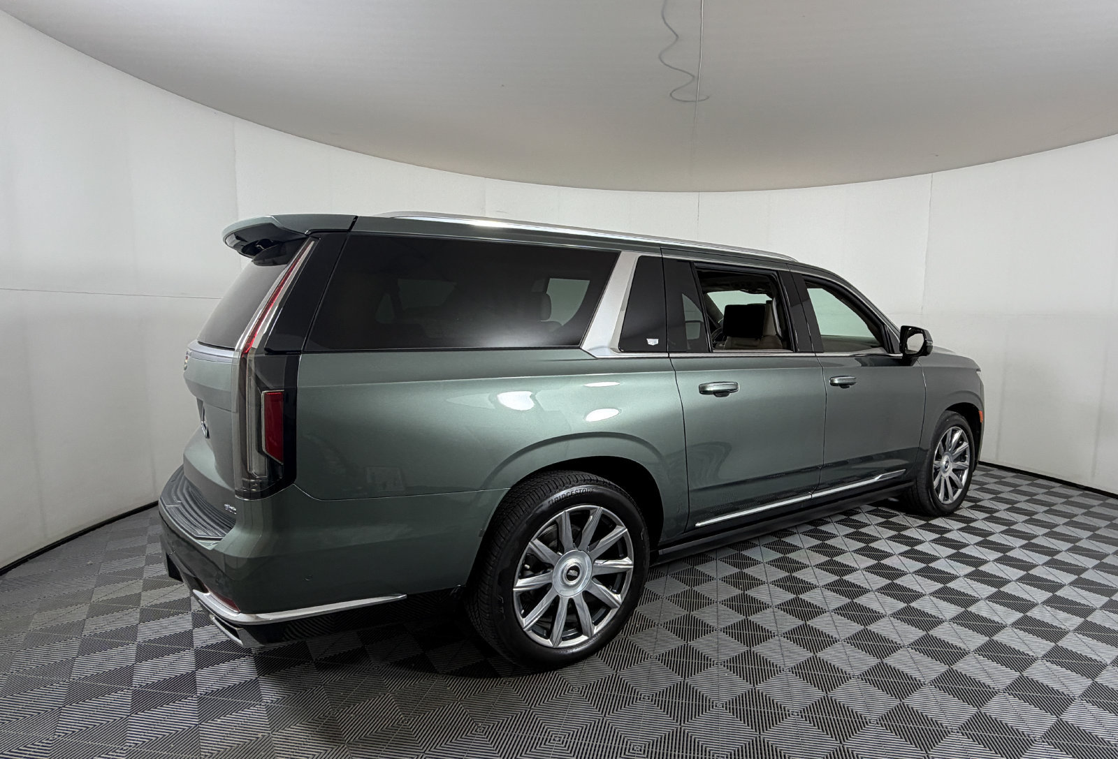 Used 2023 Cadillac Escalade ESV Premium Luxury Platinum AWD/4WD image 4